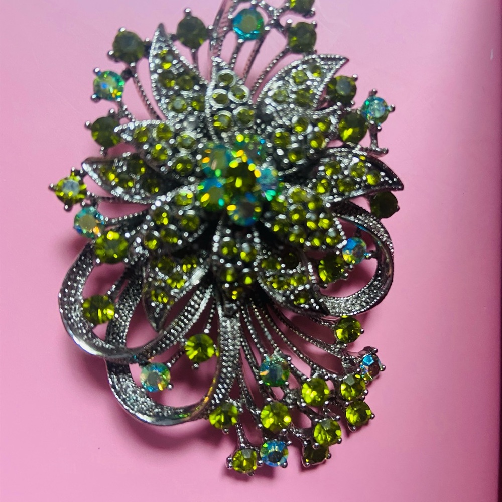 Crystal fashion pin